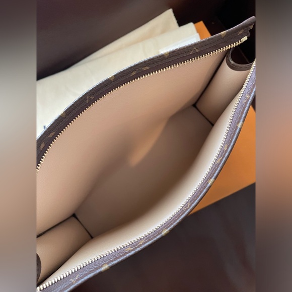 Like New Louis Vuitton Toiletry Pouch 26 - Picture 2 of 12